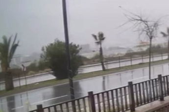 Kontrolden çıkan otomobil refüjdeki ağaca çarpıp böyle takla attı:1 yaralı