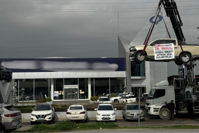 Adana’da arızalanan kamyonet için bayinin önünde vinçli protesto