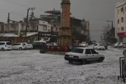Adana Karaisalı’da dolu yağışı etkili oldu, cadde ve sokaklar beyaza büründü