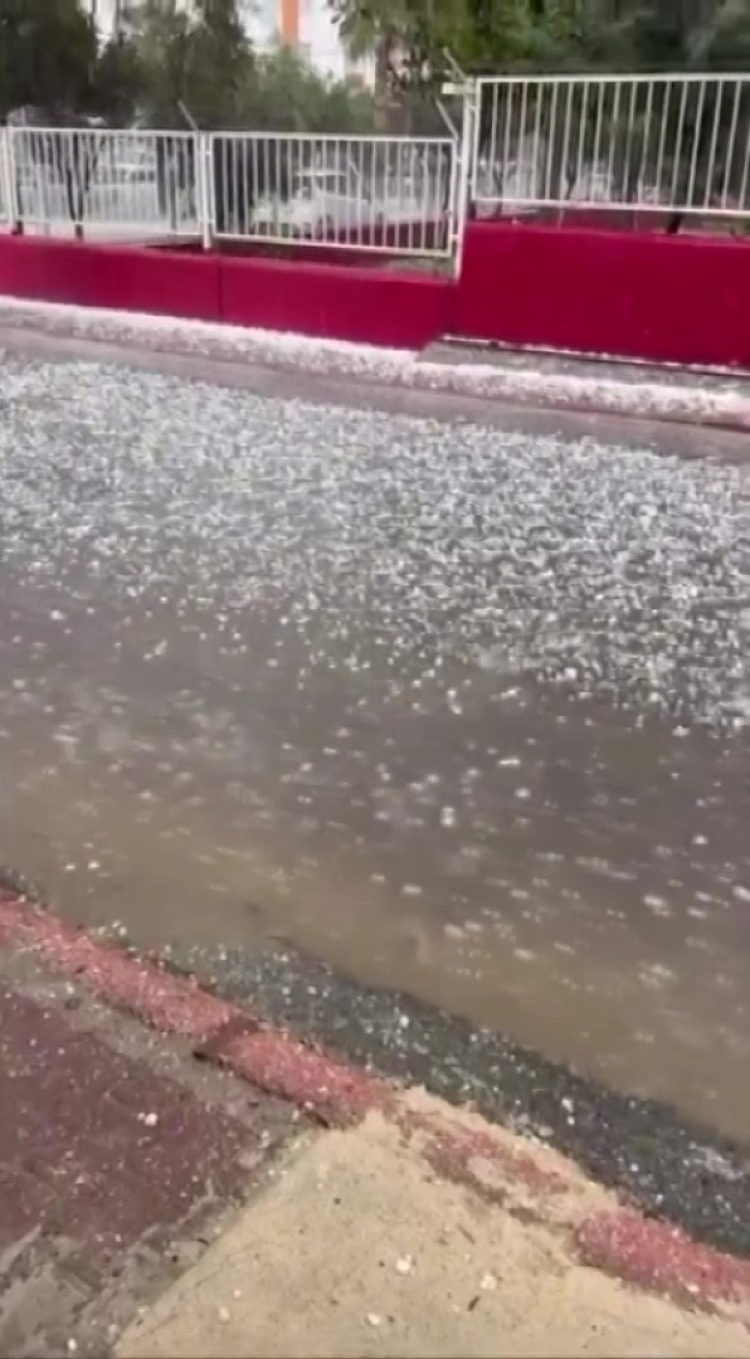 Adana Karaisalı’da dolu yağışı etkili oldu, cadde ve sokaklar beyaza büründü 2