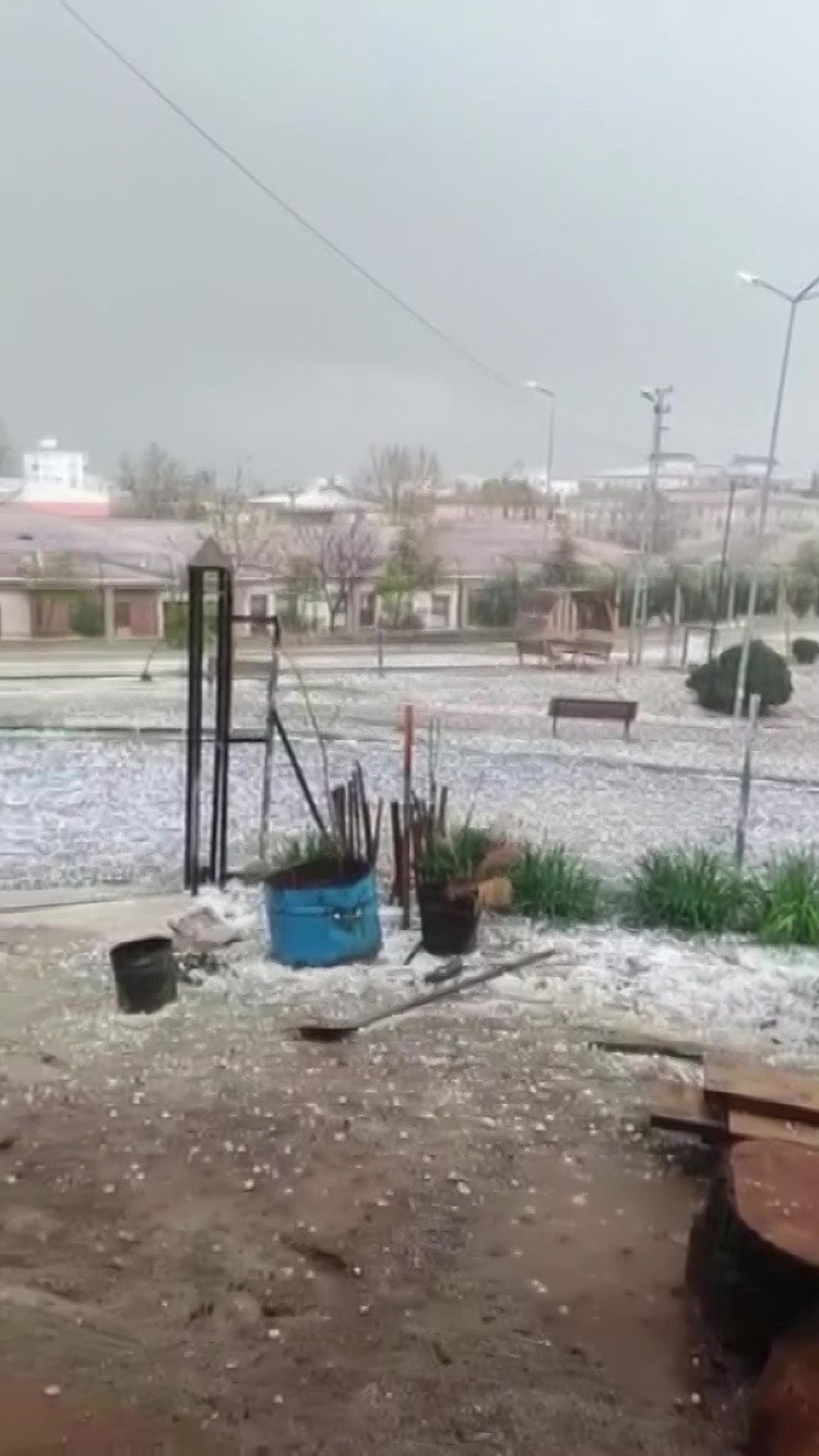 Adana Karaisalı’da dolu yağışı etkili oldu, cadde ve sokaklar beyaza büründü 3