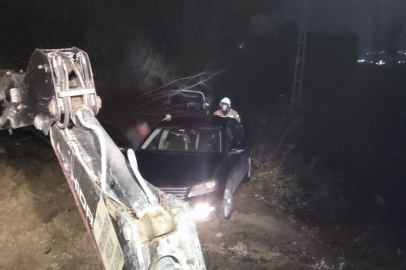 Hatay’da toprak kayması sonrası mahsur kalan araç kurtarıldı