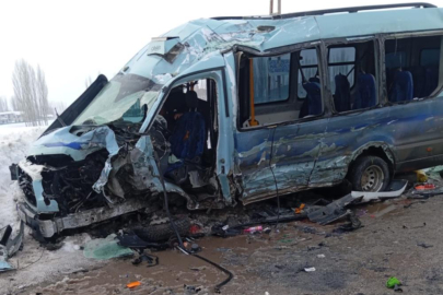 Yüksekova’da minibüs ile otobüs kaza yaptı: Çok sayıda yaralı