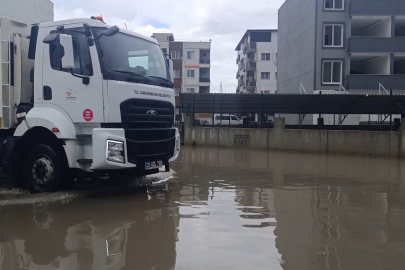 Göle dönmüş yol yüzünden derse gidemeyen öğrenci “Derse gelemeyeceğim" diyerek hocasına seslendi