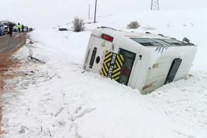 Öğrenci servisi devrildi: 10 yaralı