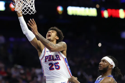 Philadelphia 76ers'tan kritik galibiyet: Dominick Barlow tarihe geçti