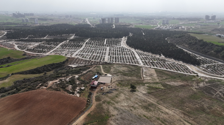 Adana’da depremzede aile evine giden tek yol kazılınca mağdur oldu 2