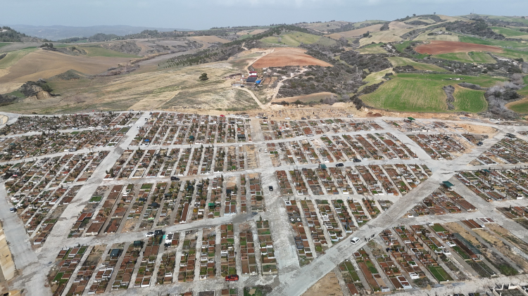 Adana’da depremzede aile evine giden tek yol kazılınca mağdur oldu 3