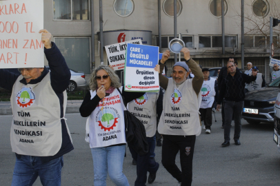 Adana’da emekliler seyyanen zam için tava ve tencerelerle yürüdü