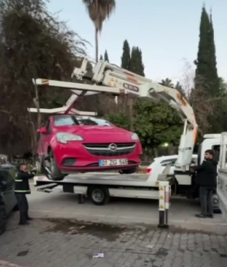 Adana'da hatalı park denetimi 23 araç trafikten men edildi, 233 bin TL ceza yağdı 2