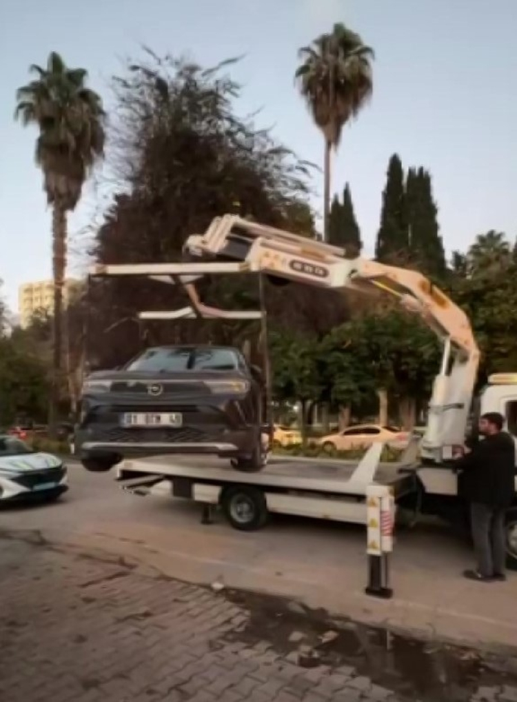 Adana'da hatalı park denetimi 23 araç trafikten men edildi, 233 bin TL ceza yağdı 4