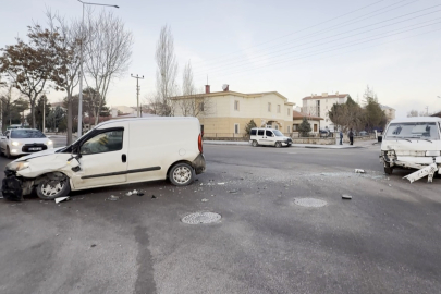 Aksaray’da kamyonet ile hafif ticari araç çarpıştı: 3 Yaralı