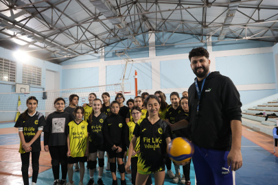 Depremzede öğretmen spora sarıldı, öğrencileri zirveye taşıdı