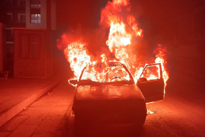 Antakya'da emanet otomobil alev topuna döndü: Sürücü ne yapacağını şaşırdı