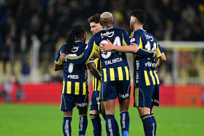 Fenerbahçe ikinci yarıda bulduğu gollerle 3 puana uzandı