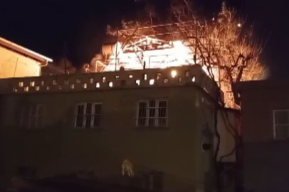 Kozan’da geceyi aydınlatan yangın: Ev kullanılamaz duruma geldi