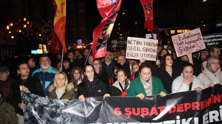 6 Şubat Kahramanmaraş merkezli depremlerin yıl dönümünde Adana’da depremzedeler, hayatını kaybeden yakınlarını andı. Deprem Dayanışması, Emek ve Demokrasi Platformu ile vatandaşların organize ettiği yürüyüşte, katılımcılar İller Bankası’ndan Duygu Kafe önüne kadar yürüdü. Anma etkinliğine Adana Büyükşehir Belediye Başkanı Zeydan Karalar, CHP Adana İl Başkanı Anıl Tanburoğlu, CHP Adana ve Niğde milletvekilleri ile depremzedeler ve yakınları katıldı. “6 Şubat’ın Acısı ve Öfkesi Dinmedi” Deprem Dayanışması adına konuşan Meryem Esmer, “6 Şubat’ın üzerinden geçen zaman, içimizdeki sızıyı hafifletmek bir yana, adaletin geciktiği her gün bu yükü biraz daha ağırlaştırıyor. Bizim için saatler hâlâ 04.17’yi gösteriyor. Hasan Alpargün davasında verilen ‘olası kast’ kararı bir son değil başlangıç. Sadece müteahhitlerin değil; ruhsat verenlerin, denetlemeyenlerin, imza atanların peşini bırakmayacağız. Adalet yerini bulmadıkça o enkazlar üzerimize yeniden çöküyor” ifadelerini kullandı.  “Merkezi İdare ve Yerel Yönetimler Afetlere Hazır Değildi”  TMMOB Adana İl Koordinasyon Kurulu Sekreteri Kerem Şahin, üç yıl geçmesine rağmen depremin gerçek bilançosunun ve sorumluluk zincirinin kamuoyuna açıklanmadığını vurgulayarak, merkezi idarenin ve yerel yönetimlerin afetlere hazırlıkta sınıfta kaldığını söyledi. Arama-kurtarma süreçlerindeki gecikmelerin can kayıplarını artırdığını aktaran Şahin, kamu yöneticilerinin ve siyasi sorumluların yargı önüne çıkarılmamasının cezasızlığı derinleştirdiğini kaydetti.Yargı süreçlerinin yalnızca müteahhitlerle sınırlı tutulduğunu belirten Şahin, kamu yöneticilerinin ve siyasi sorumluların yargı önüne çıkarılmamasının cezasızlığı derinleştirdiğini söyledi. “Bilimi savunan mühendislerin günah keçisi ilan edilmesini kabul etmiyoruz” diyen Şahin, kamucu, bilimsel ve denetimli bir yapılaşma çağrısı yaptı. “100 Kişi de Ölse, 300 Kişi de Ölse Aynı Ceza Veriliyor” Deprem davalarını takip eden Avukat Baran Taygun Metin, bugüne kadar yalnızca Hasan Alpargün Apartmanı dosyasında olası kast kararı çıktığını hatırlattı. Metin, “Bilinçli taksir cezaları kitlesel ölümler karşısında yetersiz. 100 kişi de ölse, 300 kişi de ölse aynı ceza veriliyor. Bu adalet değil” dedi. Antakya başta olmak üzere birçok ilde yargılamaların kötü gittiğini ve ailelerin duruşmalarda yalnız bırakıldığını söyleyen Metin, adalet mücadelesinin sadece 6 Şubat haftasına sıkıştırılamayacağını belirtti. Metin, AFAD’dan imar müdürlüklerine kadar tüm sorumluların yargılanması gerektiğini vurguladı.  “Afet Yasası Günümüz Koşullarına Uygun Değil” CHP Adana Milletvekili ve jeoloji mühendisi Müzeyyen Şevkin, 1959’dan beri yürürlükte olan afet yasasının günümüz koşullarına uygun olmadığını belirterek, hem yasanın güncellenmesi hem de bir Afet Bakanlığı kurulması için Meclis’e kanun teklifleri sunduklarını hatırlattı. Şevkin, TBMM Deprem Komisyonu’nun hazırladığı raporda eğitimden yapı denetimine kadar bilimsel öneriler bulunduğunu kaydetti. “Deprem vergileri kentleri dirençli hale getirmek için kullanılsaydı bu acıların çoğu yaşanmayacaktı” diyen Şevkin, cezasızlığın kaldırılması ve Türk Ceza Kanunu’na afet suçlarına özgü maddeler eklenmesi gerektiğini ifade etti.  “Yeni Acılar Yaşanmaması İçin Bilim ve Teknolojiye Kulak Vermeliyiz” Başkan Vekili Güngör Geçer ise konuşmasında acının unutulmayacağını belirterek çözümün bilim ve teknolojiye kulak vermekten geçtiğini söyledi. Geçer, “Türkiye büyük bir aile. Bu sorunları hep birlikte çözmek zorundayız” diyerek, yeni acıların yaşanmaması için ortak sorumluluğa işaret etti.