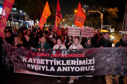 Adana’da depremzedeler kaybettikleri yakınları için yürüdü