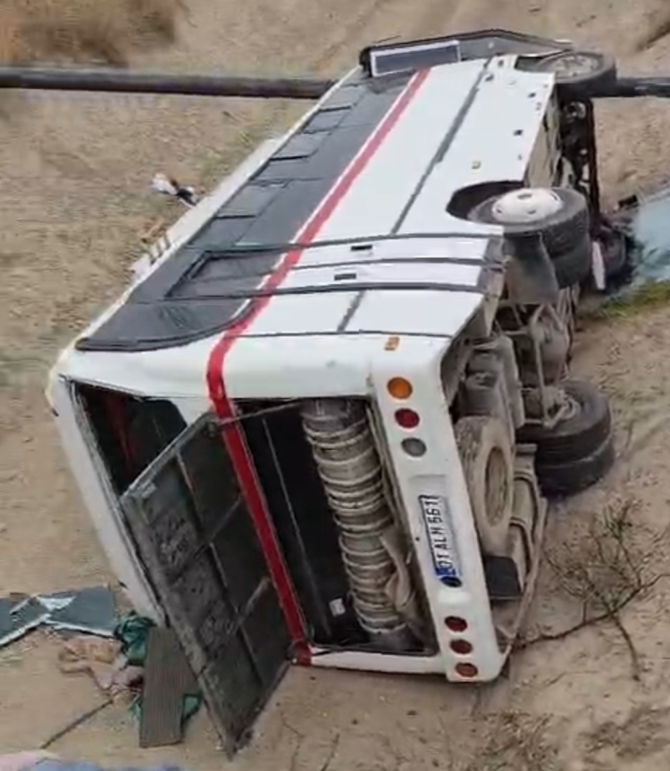 Adana’da midibüs ile traktör çarpıştı 1’i ağır 7 tarım işçisi yaralı 2