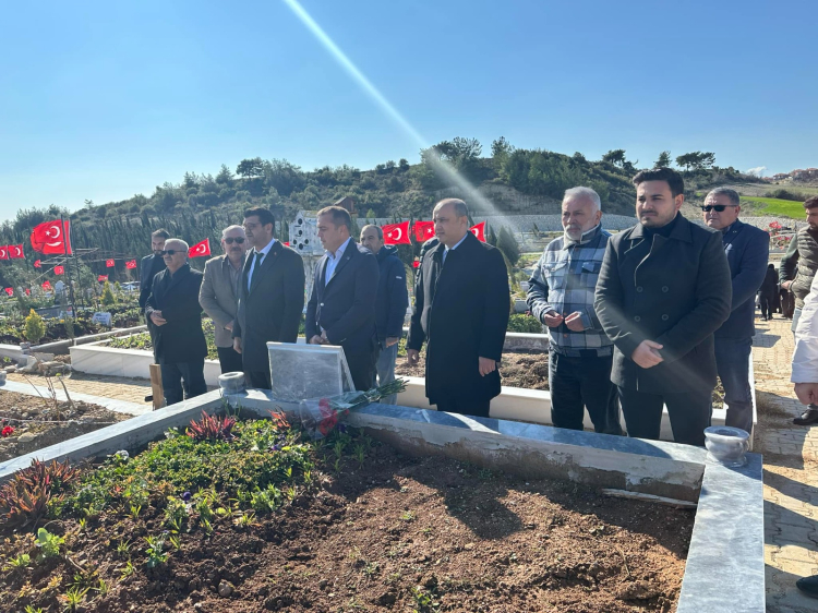 Anahtar Parti Adana Teşkilatı deprem şehitlerini dualarla andı 2