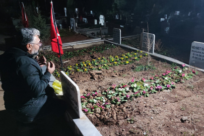 Depremde tüm ailesini kaybeden baba, 04.17'de mezar başında gözyaşlarına boğuldu