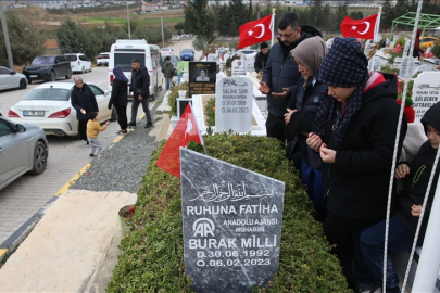 Depremde yaşamını yitiren AA muhabiri Burak Milli, Hatay'daki mezarı başında anıldı