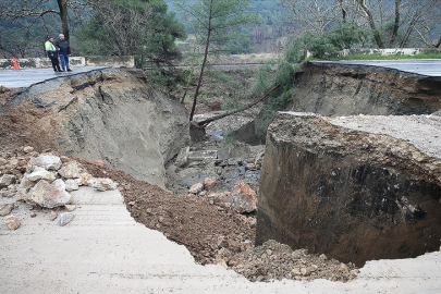 İzmir'de şiddetli yağış nedeniyle Selçuk-Aydın kara yolunda çökme meydana geldi