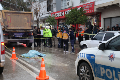 Kozan’da yolun karşısına geçen yaşlı adama kamyon çarptı