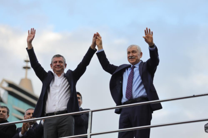 Adana'da "büyük kucaklaşma" mitingi: Özgür Özel ve Zeydan Karalar, Adana'da bir arada