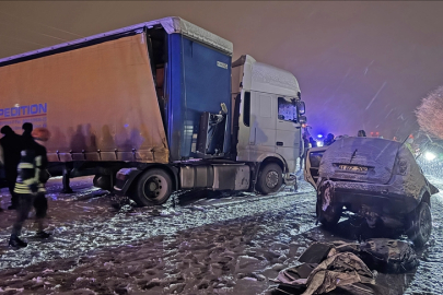 Erzurum'da tır ile çarpışan SUV tipi araçtaki 4 kişi hayatını kaybetti
