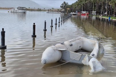Köyceğiz Gölü taştı, ev ve iş yerlerini su bastı