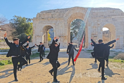 Adanalı öğrenciler Anavarza'da zeybek oynadı