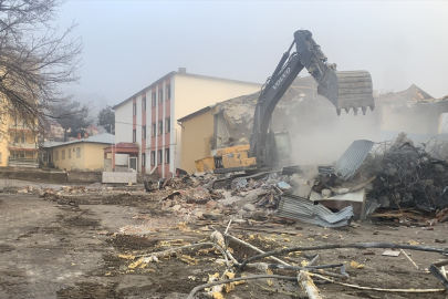 Aladağ’da depreme dayanıksız 3 okul kontrollü olarak yıkılıyor