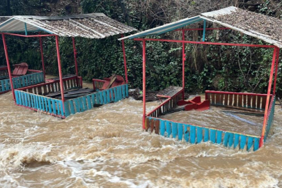Alanya'da çay taştı: İşletmelere ait çardaklar sular altında kaldı
