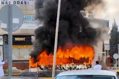 Gaziantep'te seyir halindeyken alev alan halk otobüsü küle döndü