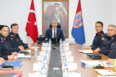 Vali Yavuz, İl Jandarma Komutanlığında Adana’daki güvenlik ve asayiş çalışmalarını masaya yatırdı