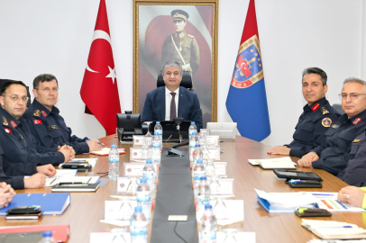 Vali Yavuz, İl Jandarma Komutanlığında Adana’daki güvenlik ve asayiş çalışmalarını masaya yatırdı