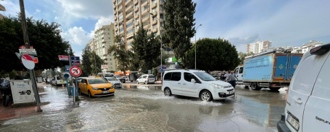 Adana’da su borusu patladı, mahalleler sular altında kaldı