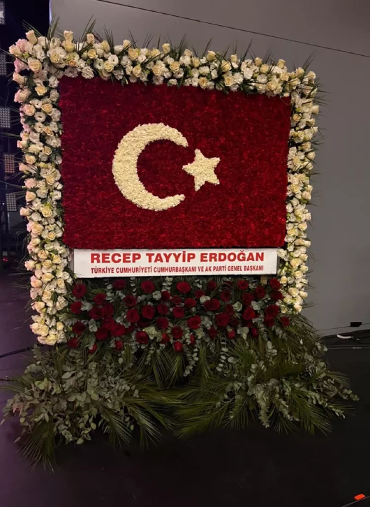 Cumhurbaşkanı Erdoğan’dan Bahçeli’ye 57. yıl jesti 57 güllü Türk bayrağı 2