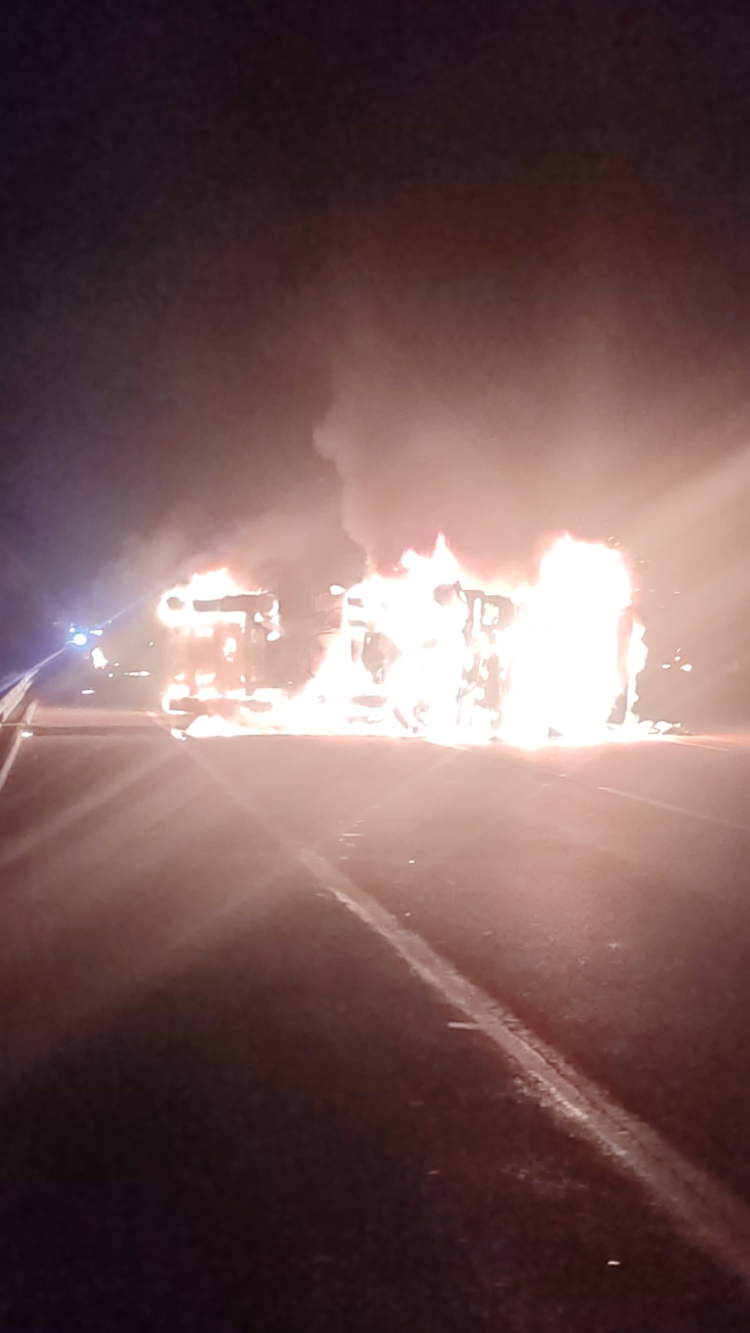 Osmaniye’de seyir halindeki tır alev alev yandı 2