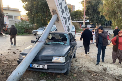 Kamyonun çarptığı tabela otomobilin üzerine devrildi: 1 yaralı