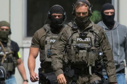 Almanya’da dehşet: Türk kadın eşi tarafından döner dükkanının arka sokağında silahla öldürüldü