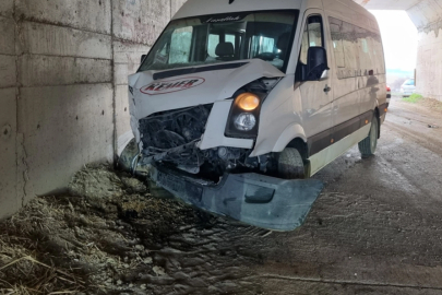 Hatay'da öğrenci servisi ile otomobilin çarpıştığı kazada 15 kişi yaralandı