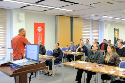 Adana’da iletişimcilere Yapay Zekâ ve Diksiyon eğitimi
