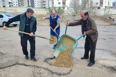 Adana'da mahalle sakinleri bozuk yolları kendi imkanlarıyla onardı