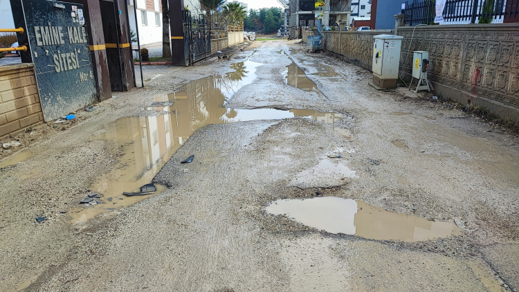 Adana'da mahalle sakinleri bozuk yolları kendi imkanlarıyla onardı 2