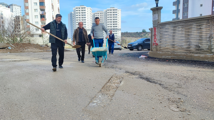 Adana'da mahalle sakinleri bozuk yolları kendi imkanlarıyla onardı 3