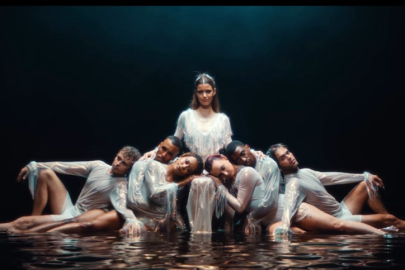 Beren Saat’in “CapitaliZoo” şarkısına sosyal medyada olumsuz yorum yağdı