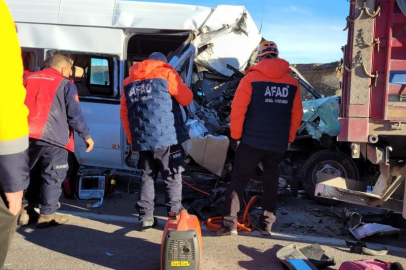 Kayseri’de öğrenci servisi tıra çarptı: 1 ölü, 7 yaralı