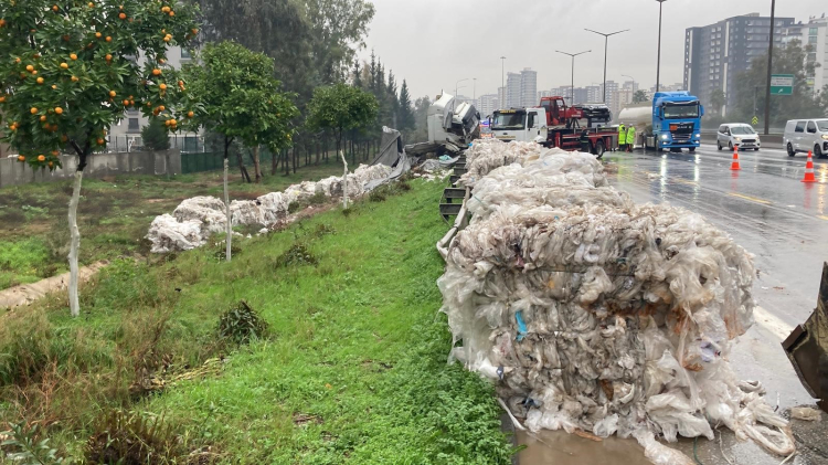Adana'da TAG Otoyolu'nda atık yüklü tır bariyerlere çarptı, otoyol çöplüğe döndü 2